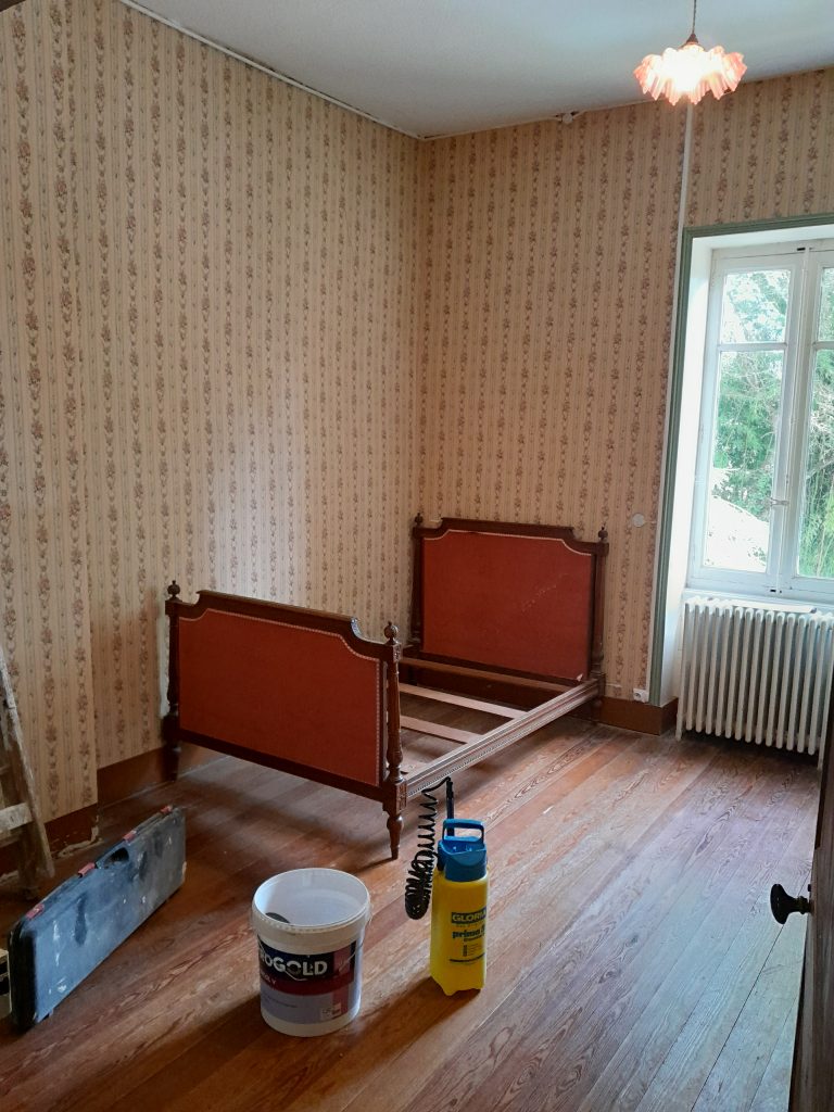 Chambre en papier-peint avant travaux de peinture à Loisy