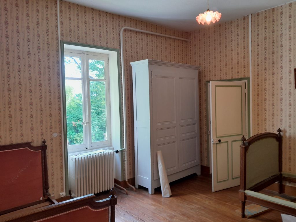 Chambre en papier-peint avant travaux d'un artisan peintre à macon