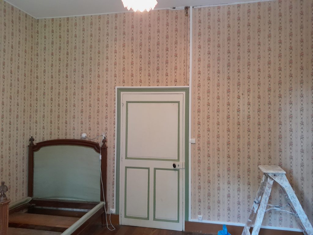 Ancien papier avant rénovation et pose de toile de verre et peinture à loisy