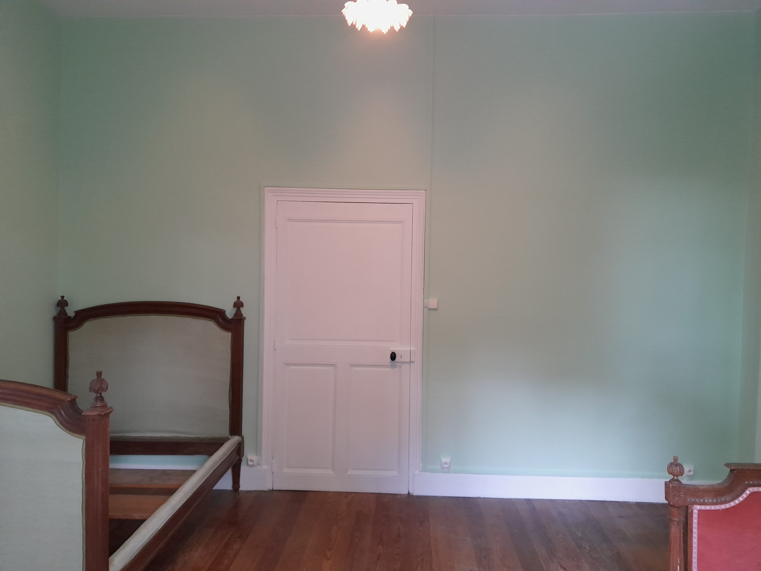 Peinture sur toile de verre dans une chambre d'enfant à macon