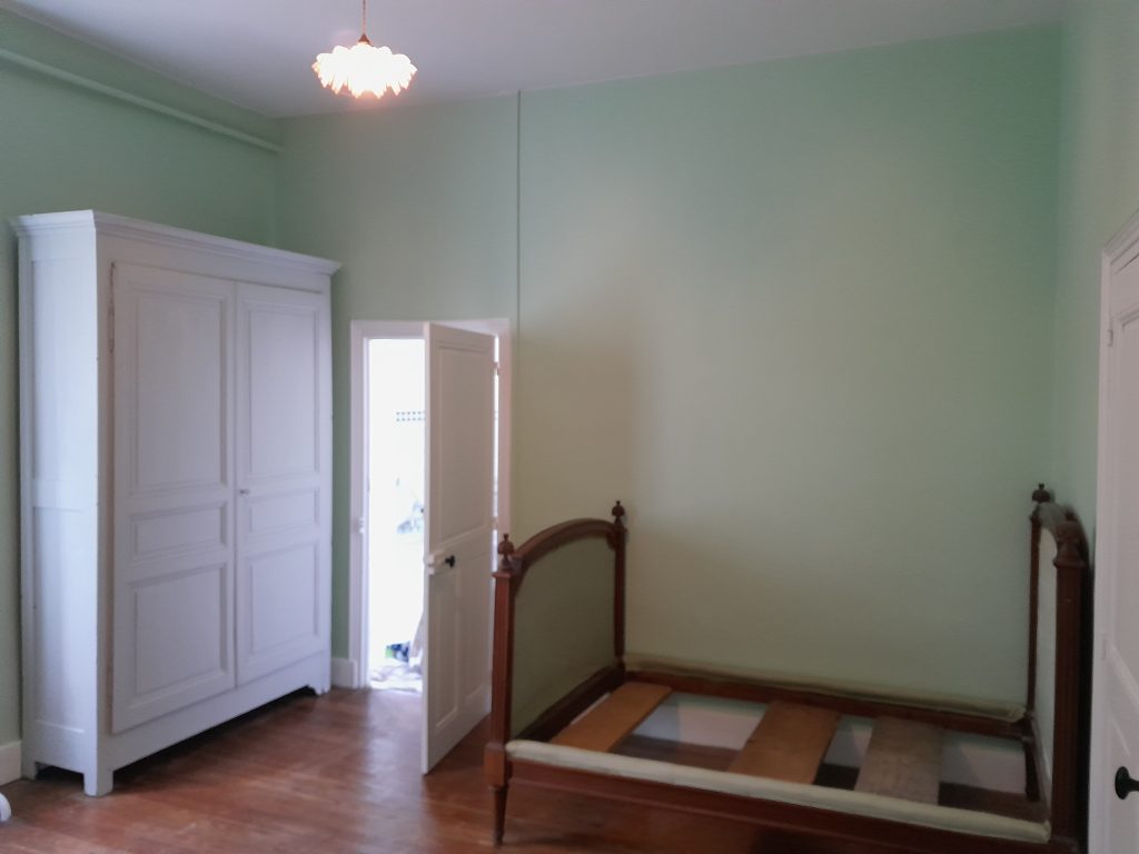 Travaux de peinture dans une chambre d'amis à Tournus