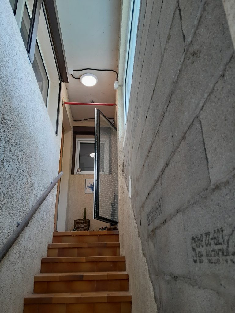 Chantier de rénovation d'une montée d'escalier d'une maison a Mâcon