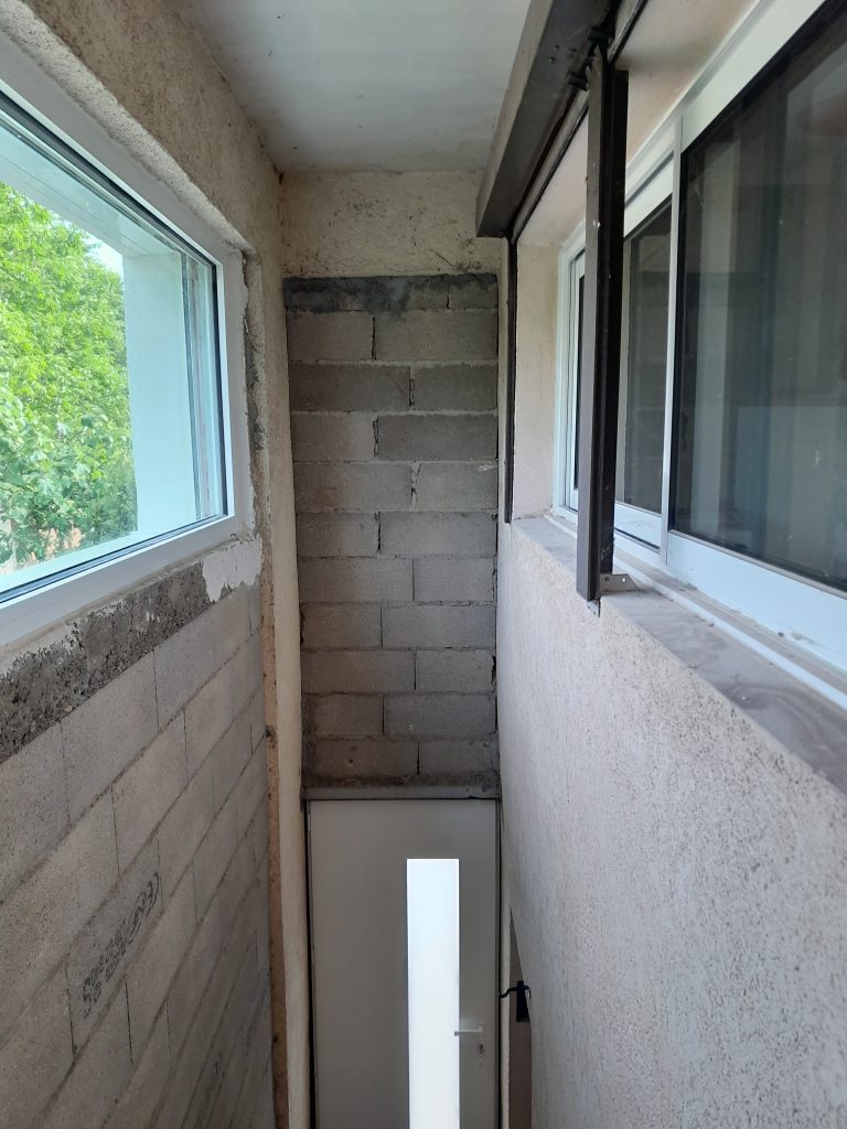 Travaux d'enduit et de peinture dans une montée d'escalier dans une maison à Tournus