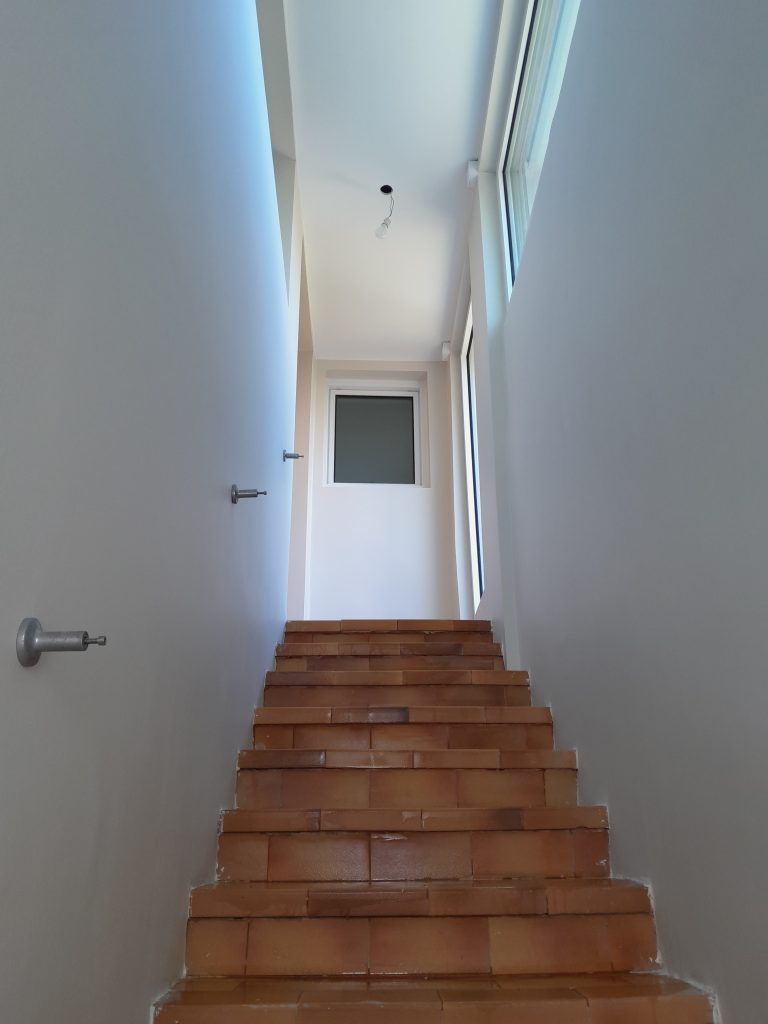 Chantier de rénovation d'enduit et de peinture dans une montée d'escalier a Mâcon